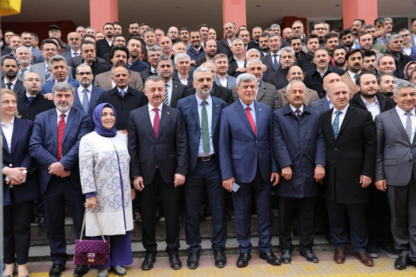 Başkanlığı devretti, evine gitmek için belediye otobüsüne bindi