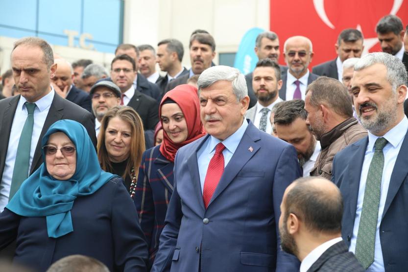 Başkanlığı devretti, evine gitmek için belediye otobüsüne bindi