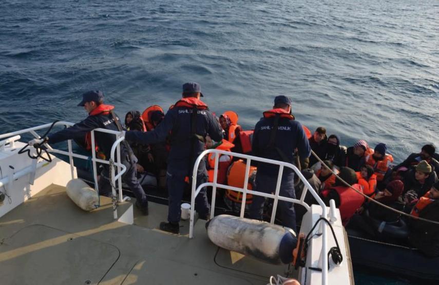 Kuşadası Körfezinde sürüklenirken kurtarıldılar
