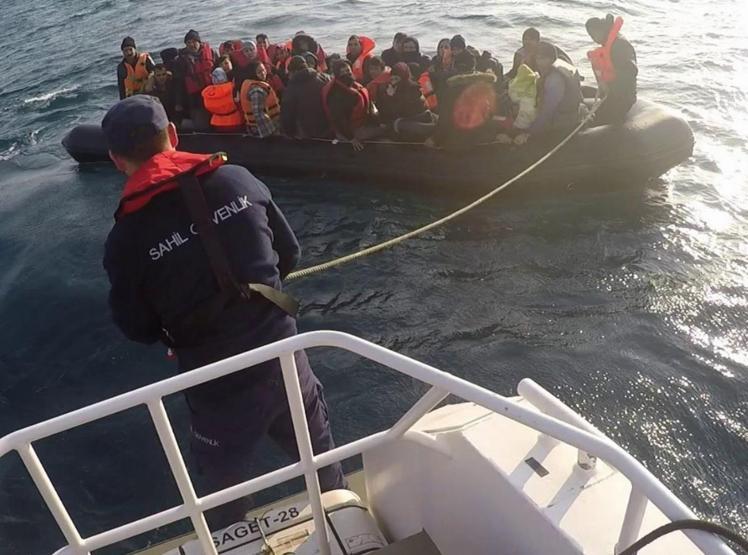 Kuşadası Körfezinde sürüklenirken kurtarıldılar