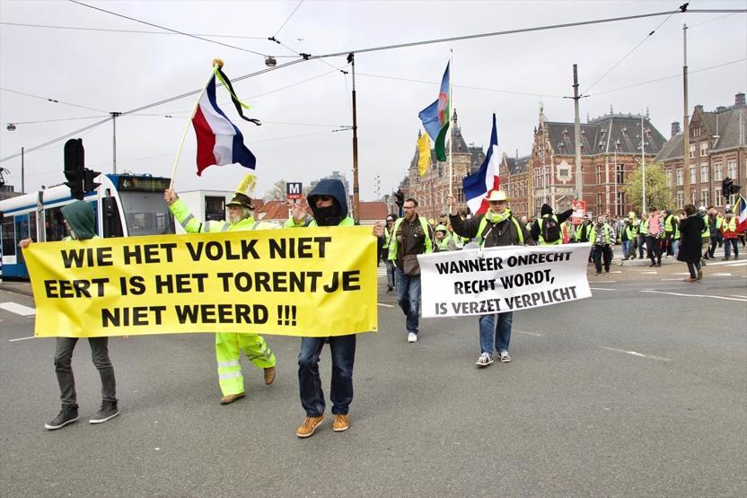 Hollandada sarı yeleklilerden eylem