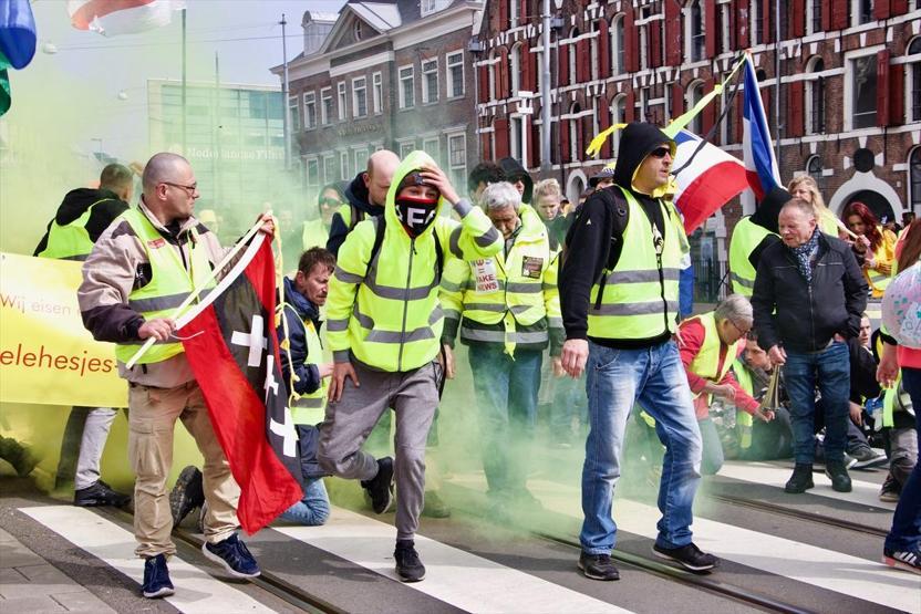 Hollandada sarı yeleklilerden eylem