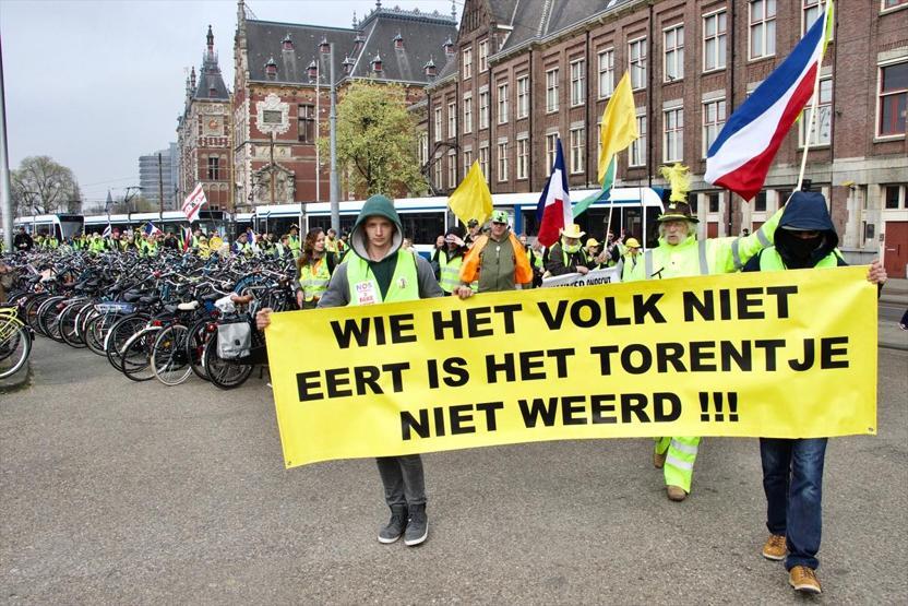 Hollandada sarı yeleklilerden eylem