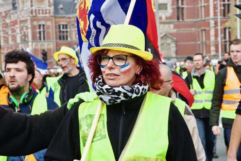 Hollandada sarı yeleklilerden eylem
