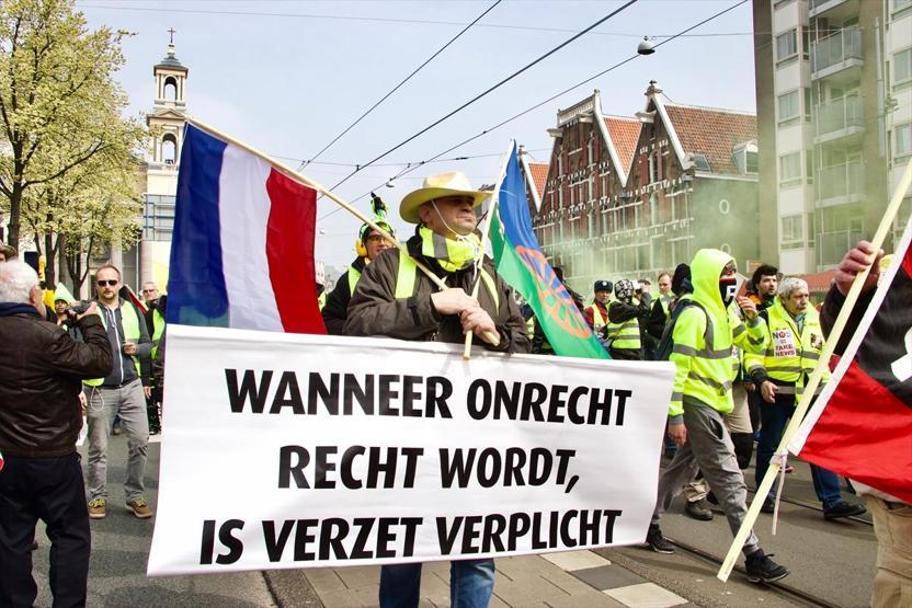 Hollandada sarı yeleklilerden eylem