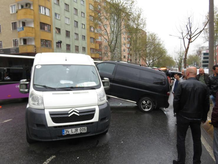 Minibüse ok gibi saplandı