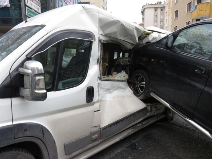 Minibüse ok gibi saplandı