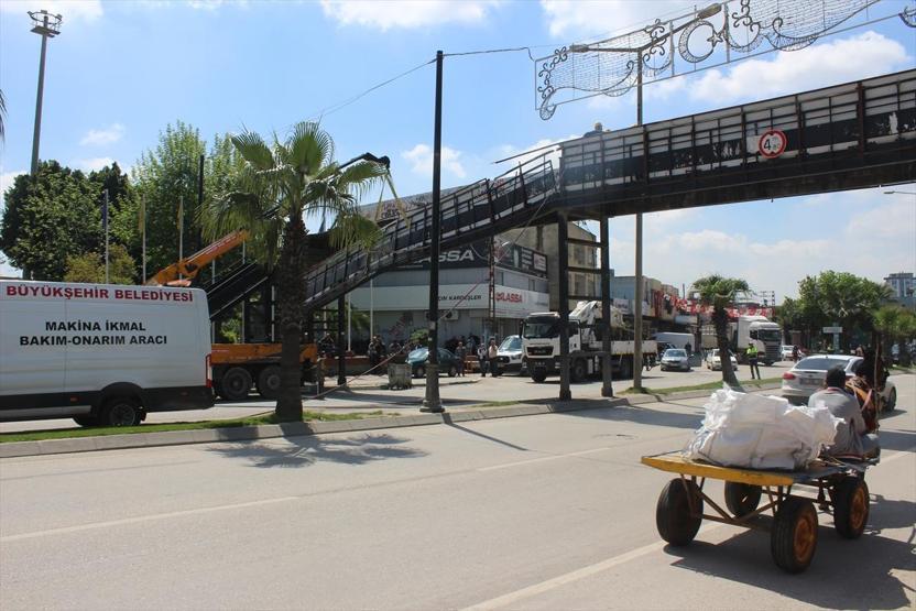 Yeni evli çift yolun açılmasını böyle bekledi