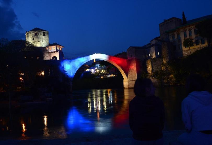 Mostar Köprüsü Notre Dame için ışıklandırıldı