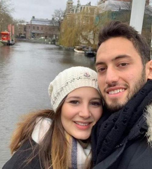Hakan Çalhanoğlu, evliliğindeki kara bulutları dağıttı