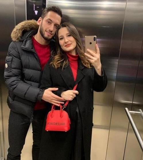 Hakan Çalhanoğlu, evliliğindeki kara bulutları dağıttı