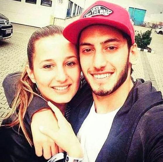 Hakan Çalhanoğlu, evliliğindeki kara bulutları dağıttı