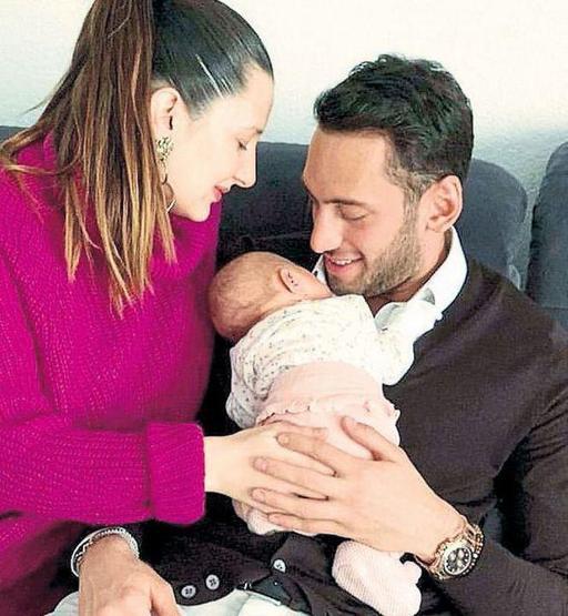 Hakan Çalhanoğlu, evliliğindeki kara bulutları dağıttı