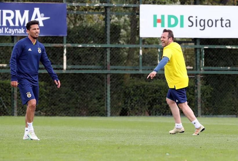Fenerbahçenin eski futbolcuları kulüp tesislerinde maç yaptı