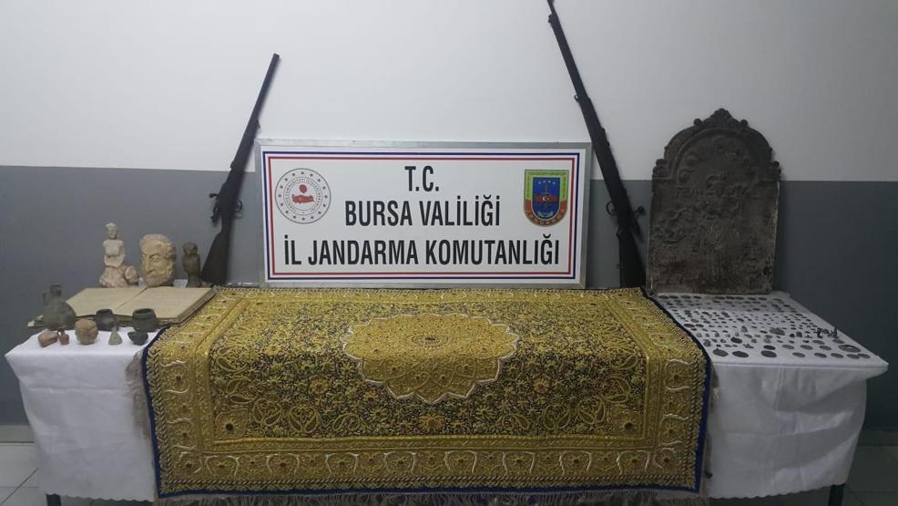 Altın ve yakut işlemeli halıyı satarken suçüstü