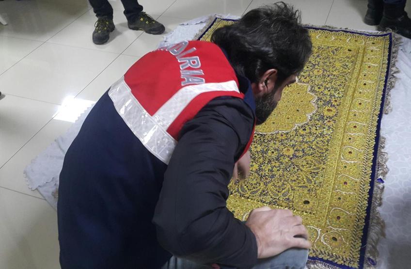 Altın ve yakut işlemeli halıyı satarken suçüstü