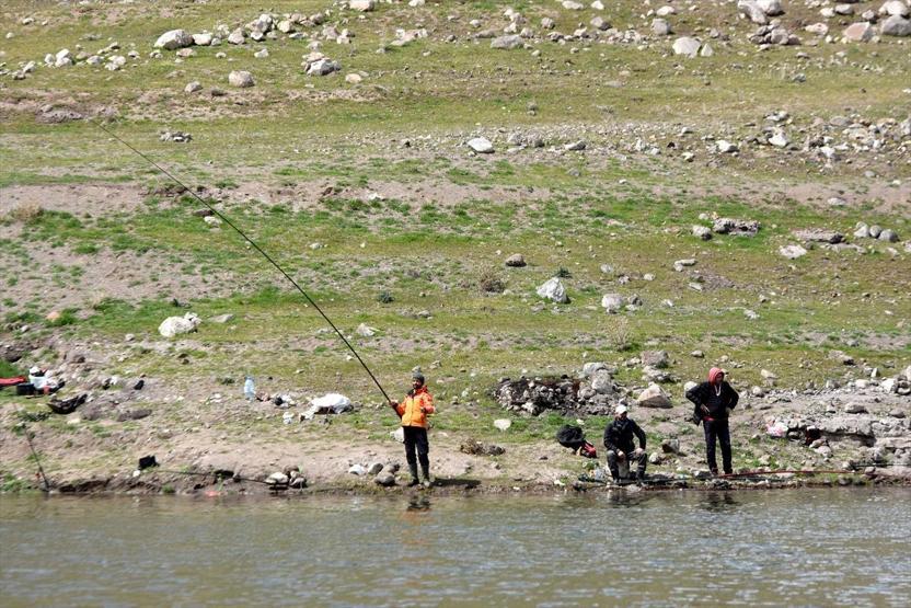 Kafesten kaçan balıklar amatör balıkçıları sevindirdi