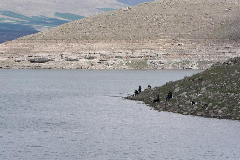 Kafesten kaçan balıklar amatör balıkçıları sevindirdi