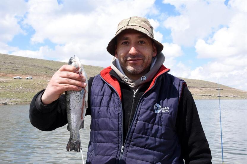 Kafesten kaçan balıklar amatör balıkçıları sevindirdi