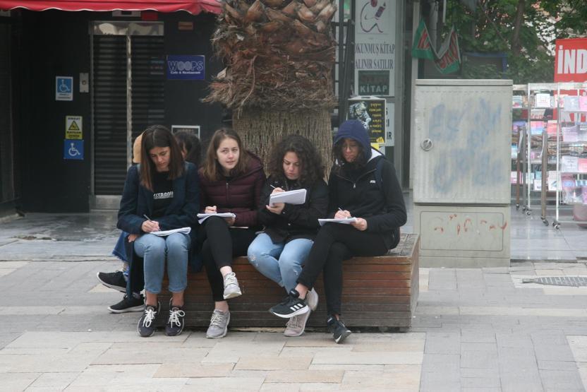 Dikkat çeken görüntü... Hepsi aynı yöne bakıp çizmeye başladı