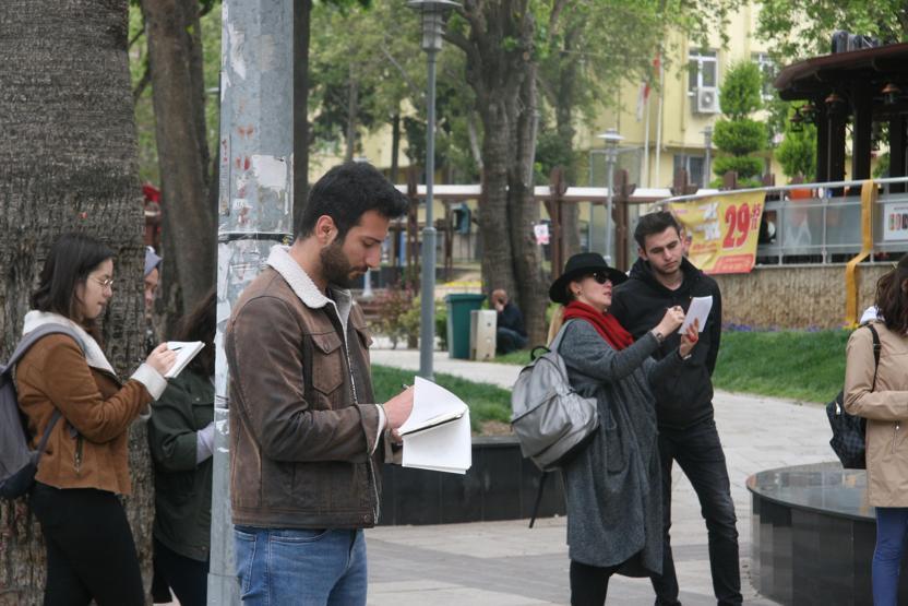 Dikkat çeken görüntü... Hepsi aynı yöne bakıp çizmeye başladı