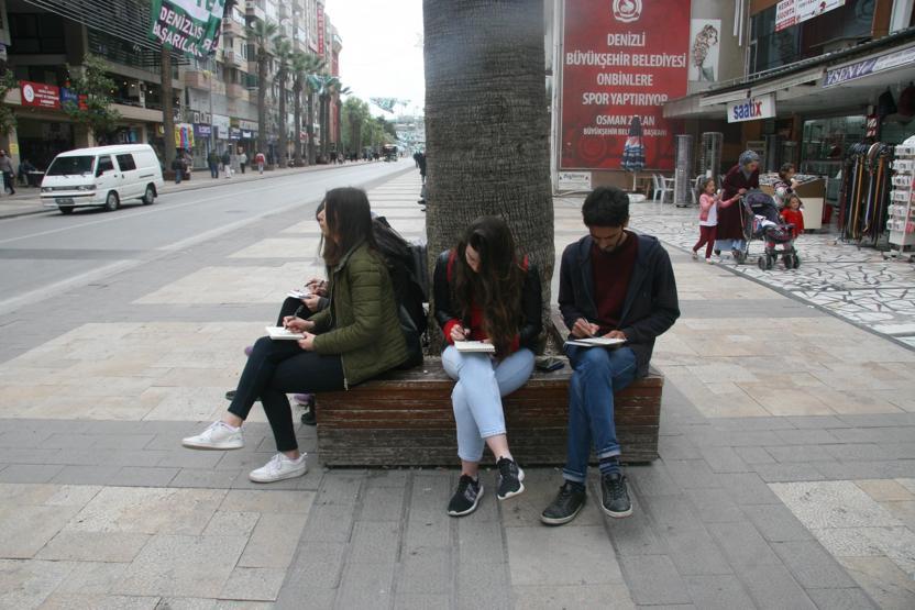 Dikkat çeken görüntü... Hepsi aynı yöne bakıp çizmeye başladı