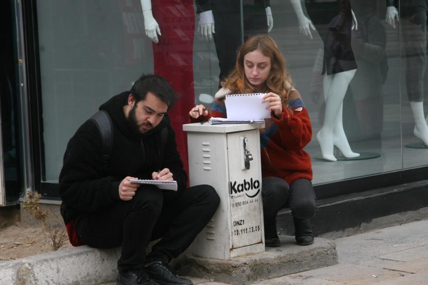 Dikkat çeken görüntü... Hepsi aynı yöne bakıp çizmeye başladı