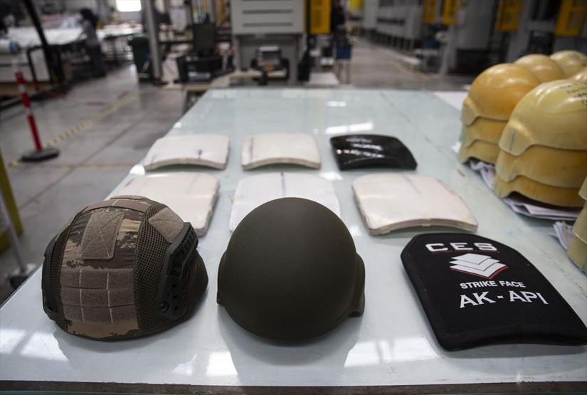 Avrupalı askeri Türk miğferi koruyor