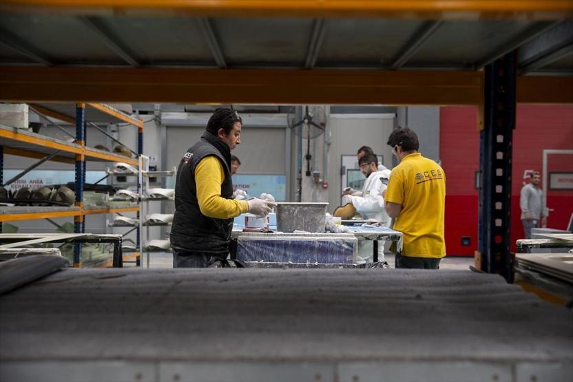 Avrupalı askeri Türk miğferi koruyor