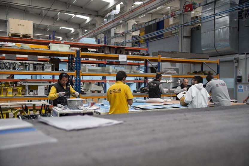 Avrupalı askeri Türk miğferi koruyor