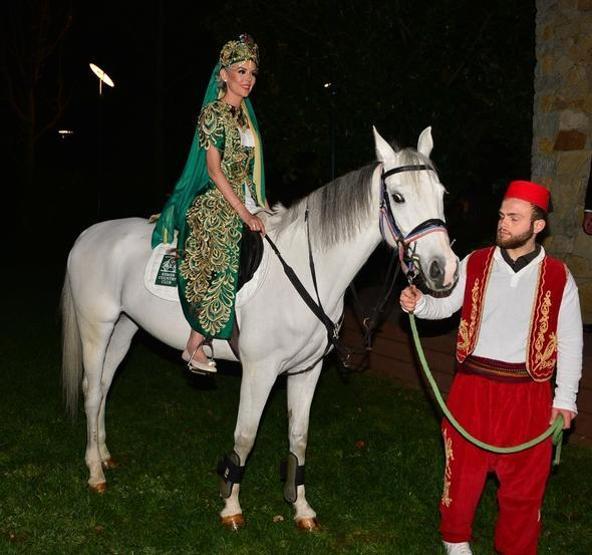 Ünlü isim şaşırttı Kına gecesine atla geldi