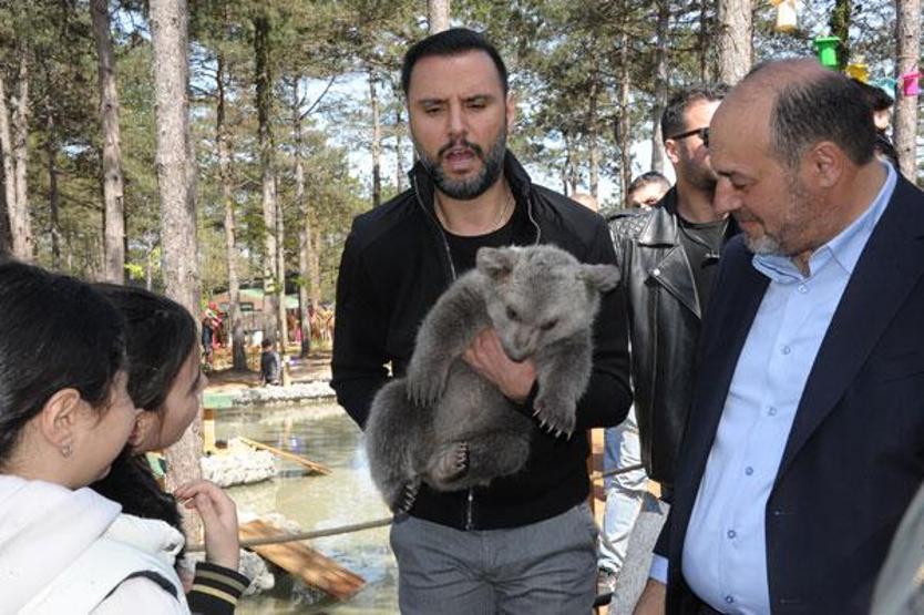 Yavru ayı besledi