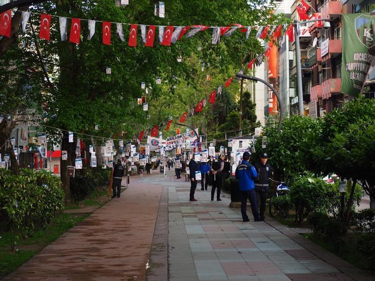Kocaelide ağaçlar kitap açtı