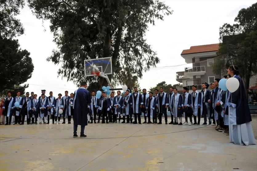 Diplomalarına yüzerek ulaştılar