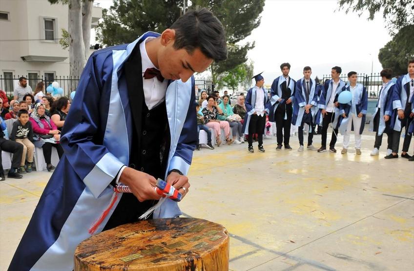 Diplomalarına yüzerek ulaştılar