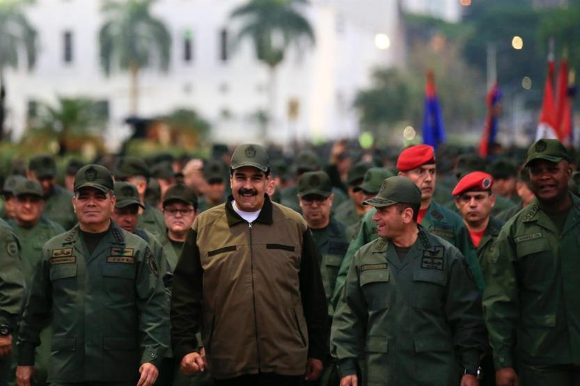 Maduro askerlerle yürüyerek gövde gösterisi yaptı