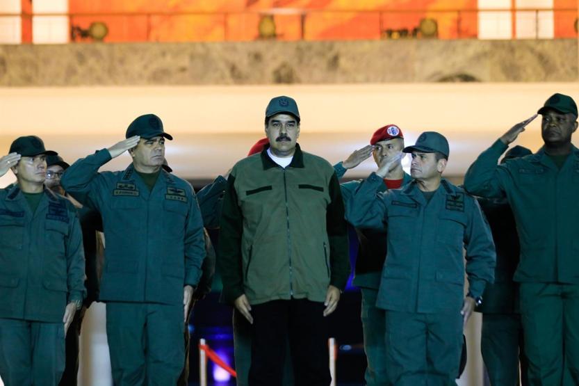 Maduro askerlerle yürüyerek gövde gösterisi yaptı