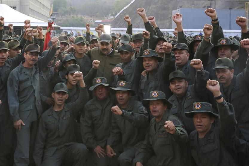 Maduro askerlerle yürüyerek gövde gösterisi yaptı