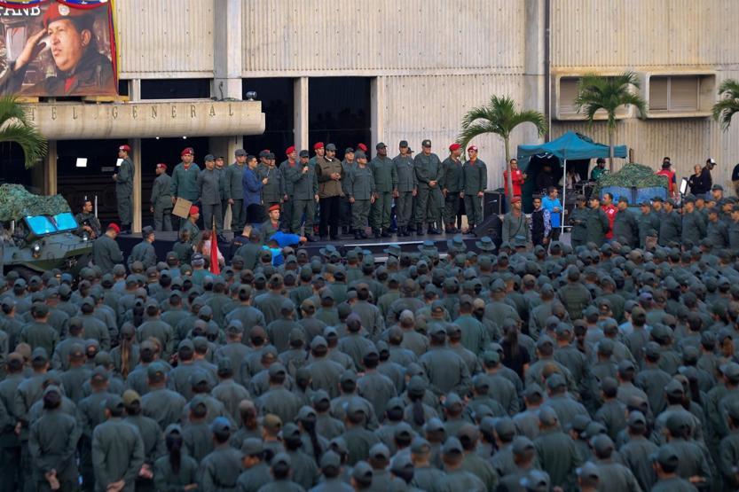Maduro askerlerle yürüyerek gövde gösterisi yaptı
