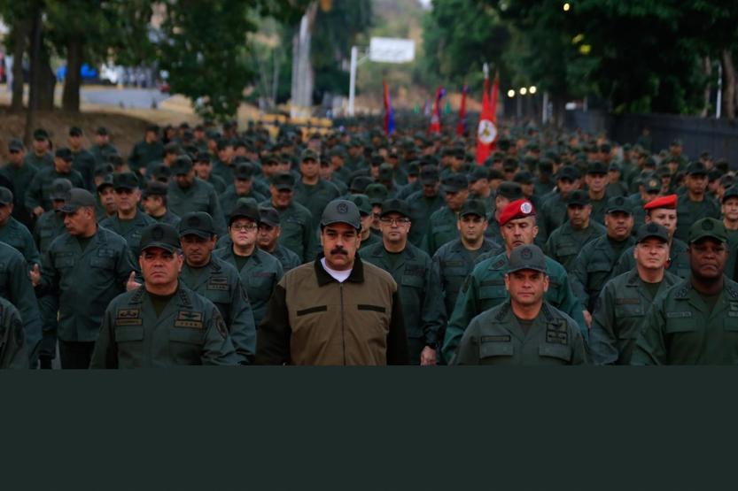 Maduro askerlerle yürüyerek gövde gösterisi yaptı