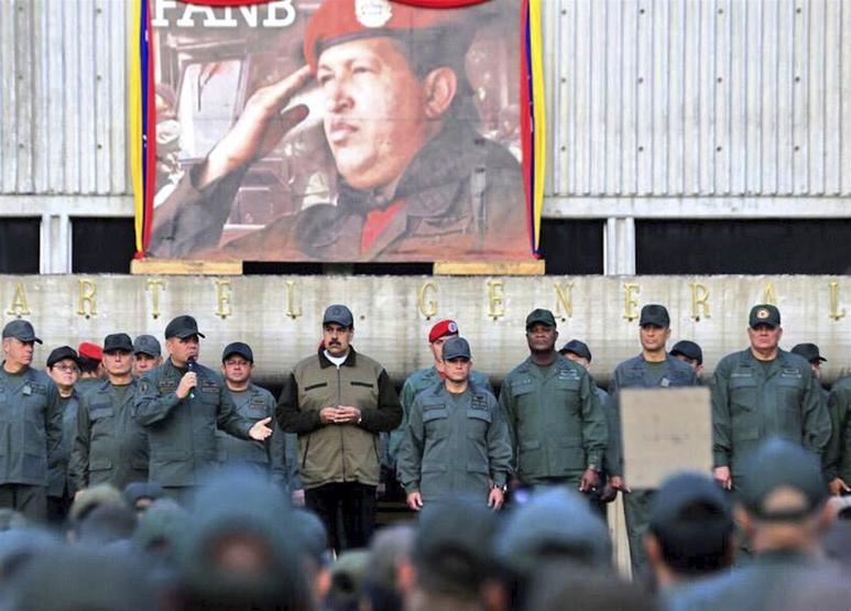 Maduro askerlerle yürüyerek gövde gösterisi yaptı