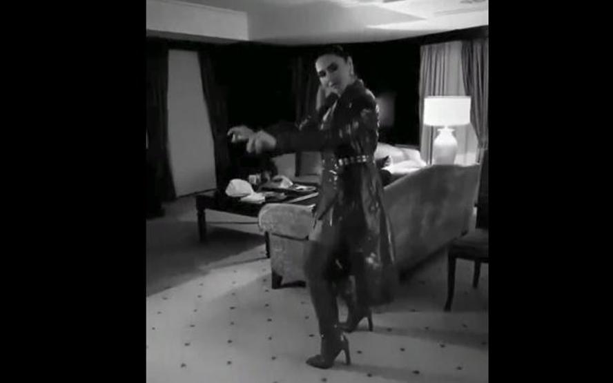 Hadise kırmızı mini elbisesi ile yürek hoplattı