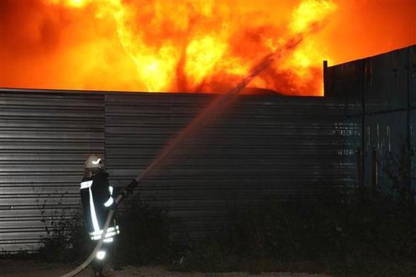 Adanada fabrikada yangın 11 araç kullanılamaz hale geldi