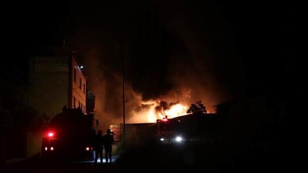 Adanada fabrikada yangın 11 araç kullanılamaz hale geldi