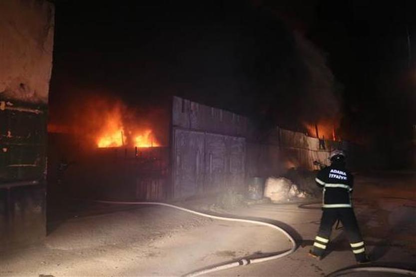 Adanada fabrikada yangın 11 araç kullanılamaz hale geldi