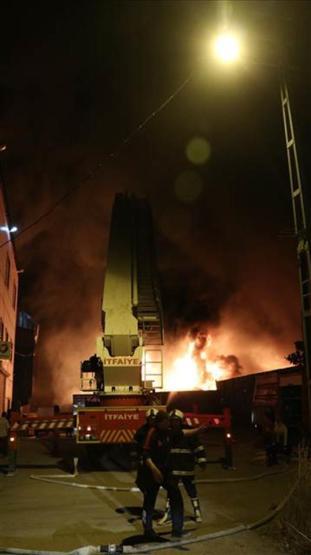 Adanada fabrikada yangın 11 araç kullanılamaz hale geldi