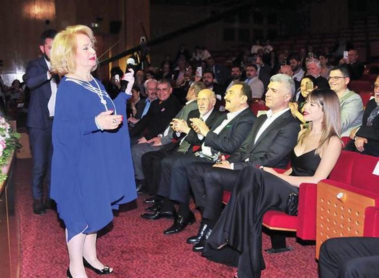 Özcan Deniz eşiyle düşman çatlattı