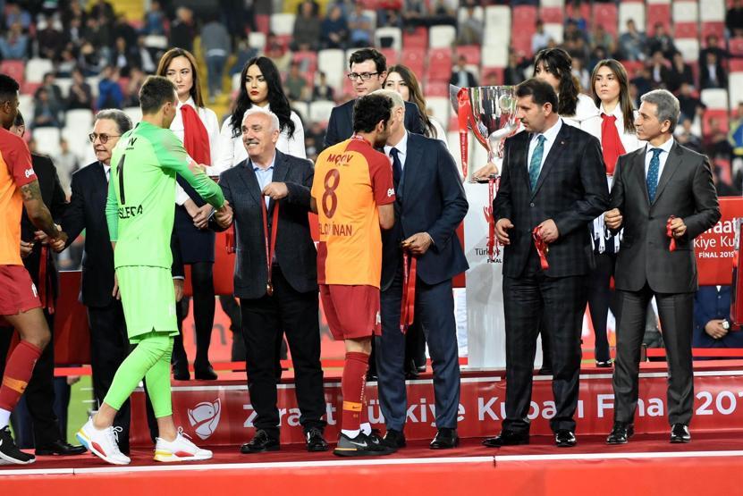 Galatasaray rakipleriyle arasındaki kupa farkını açıyor