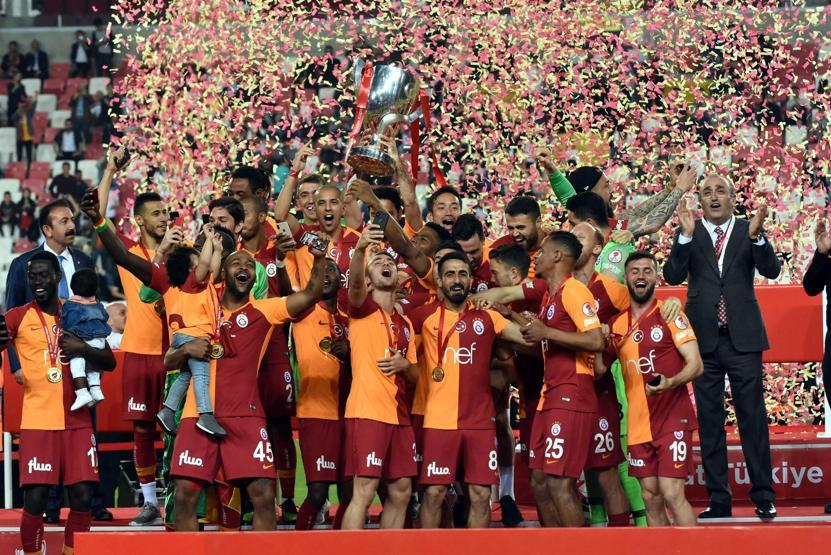 Galatasaray rakipleriyle arasındaki kupa farkını açıyor