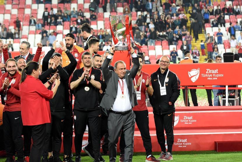 Galatasaray rakipleriyle arasındaki kupa farkını açıyor